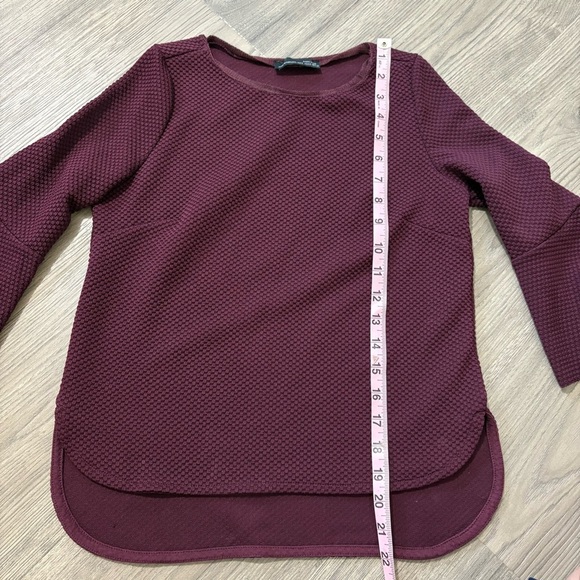 Zara Textured 3/4 Sleeve Blouse Top Burgundy Sz S Bell Sleeve Asymmetric Hem - Picture 5 of 8